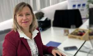 Loraine sonriendo y posando en su puesto de trabajo ubicado en el showroom de RMC.